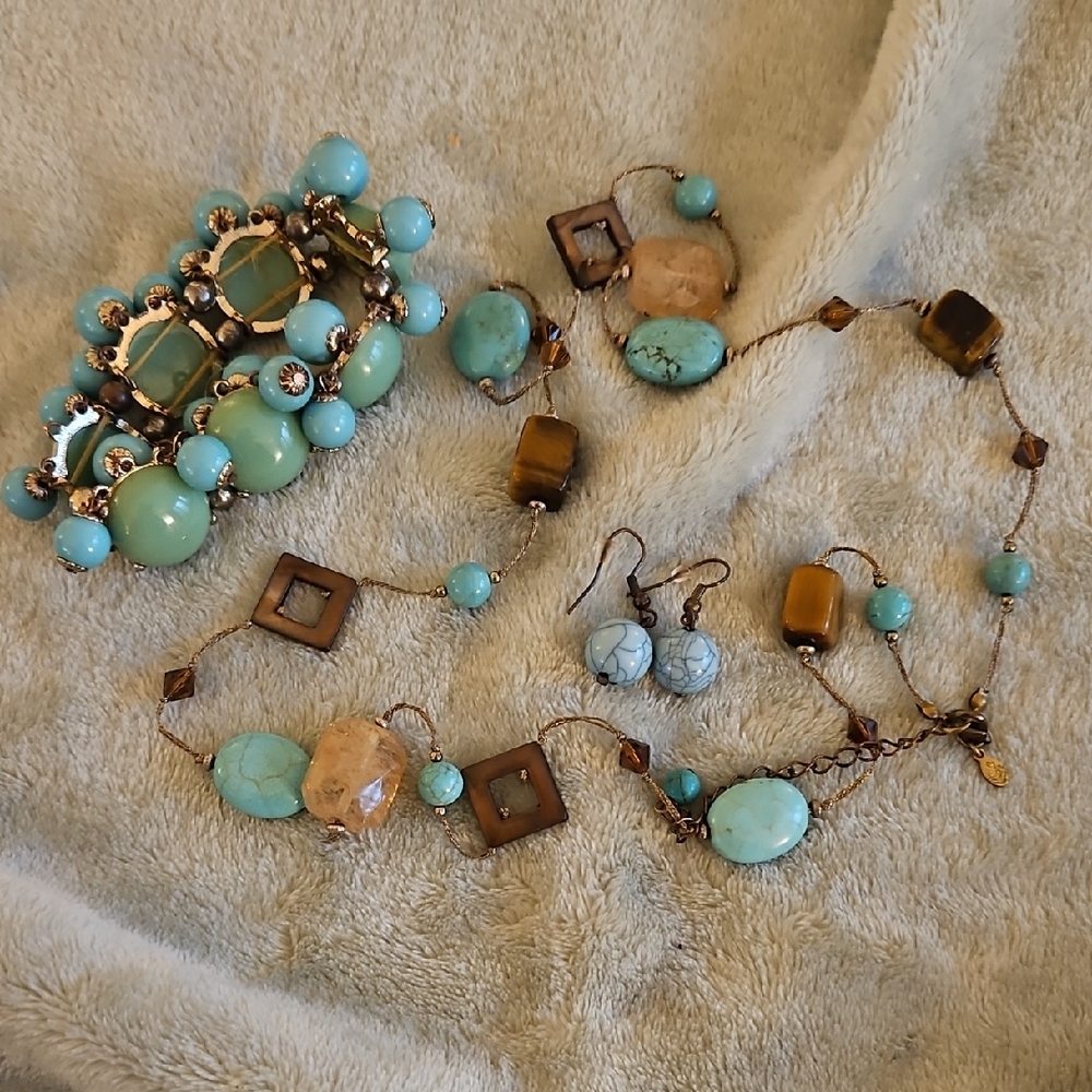 LOW $4.99 SHIPPING. VINTAGE Elegant Turquoise and Brown Jewelry Set. Three Piece